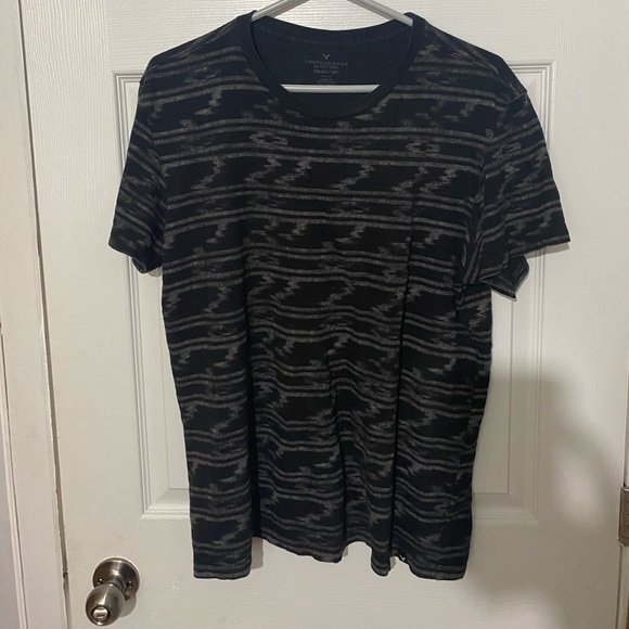 AE Black T-Shirt - Picture 1 of 1